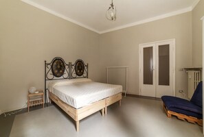 2 bedrooms, iron/ironing board, WiFi, bed sheets - GuestHost - Comfortable apartment located on the mezzanine floor of a renovated period building, with four floors in total. There is a flight of stairs at the entranceIt accommodates 4 people in 100 m2 of spaceIt is a 17-minute walk from the MM Lepanto m (Roma)