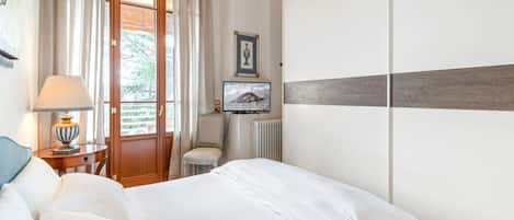 1 dormitori, planxa i posts de planxar, wifi i roba de llit