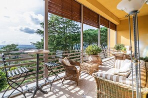 Outdoor dining - GuestHost - Porta Tufi Luxury Apartment with Private Parking! (Siena)
