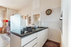 Réfrigérateur, four, plaque de cuisson, lave-vaisselle