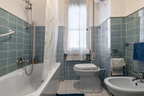 Shower, hair dryer, bidet - GuestHost - Cozy and bright 80sqm apartment, able to comfortably accommodate up to 5 people, located on the seventh floor of a period building equipped with a lift (5/6 steps to access it). The apartment is located near the main square of the city and a  (La Spezia)