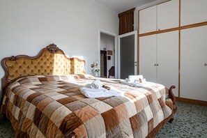2 bedrooms, iron/ironing board, WiFi, bed sheets - GuestHost - Cozy and bright 80sqm apartment, able to comfortably accommodate up to 5 people, located on the seventh floor of a period building equipped with a lift (5/6 steps to access it). The apartment is located near the main square of the city and a  (La Spezia)