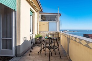 Outdoor dining - GuestHost - Cozy and bright 80sqm apartment, able to comfortably accommodate up to 5 people, located on the seventh floor of a period building equipped with a lift (5/6 steps to access it). The apartment is located near the main square of the city and a  (La Spezia)