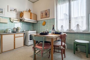 Kühlschrank, Ofen, Herdplatte, Kochgeschirr/Geschirr/Besteck