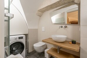 Douche, séchoir à cheveux, bidet