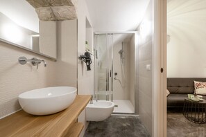 Douche, sèche-cheveux, bidet