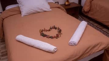 Cofres nos quartos, cortinas blackout, quartos à prova de som