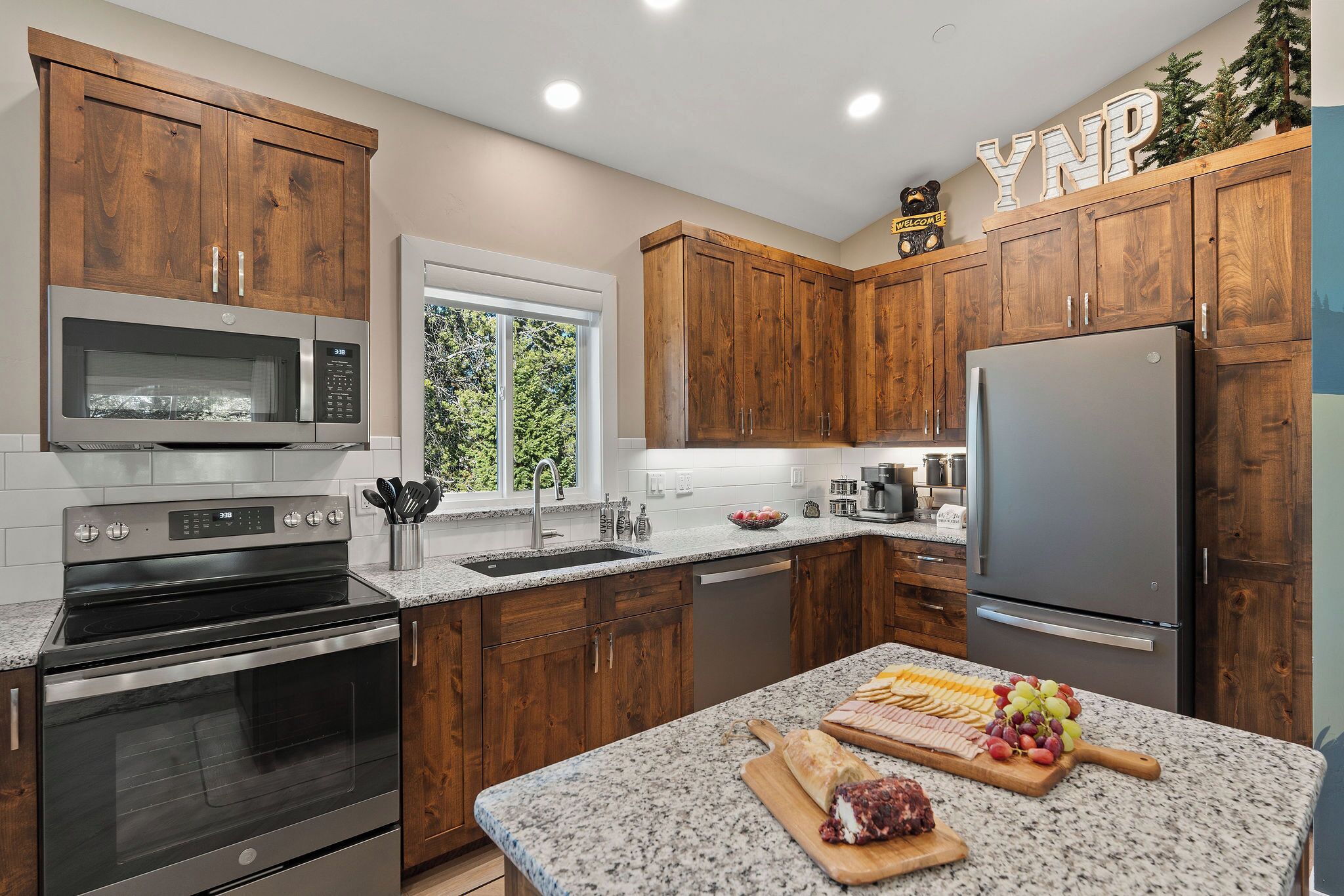 Jääkaappi, mikroaaltouuni, uuni, liesi