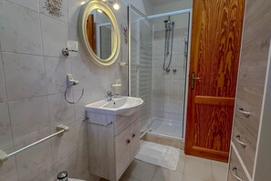 Chuveiro, secador de cabelo, bidê, toalhas de banho