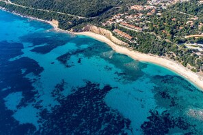 Una playa cerca, toallas de playa