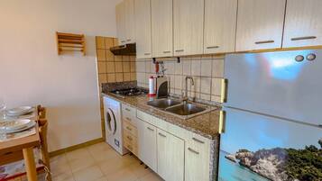 Frigorifero, microonde, piano cottura, macchina per tè/caffè