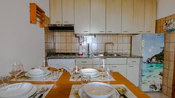 Frigorifero, microonde, piano cottura, macchina per tè/caffè