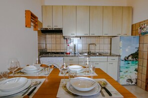 Refrigerador, microondas, placa de cocina, cafetera/tetera