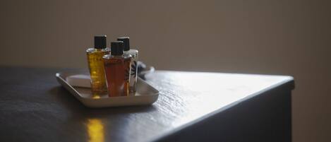 Una bandeja con tres frascos de perfume sobre una mesa.