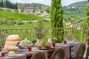Outdoor dining - MyExclusiveItaly - Villa Chianti with panoramic pool on the vineyard (Greve in Chianti)
