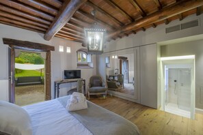7 chambres, coffres-forts dans les chambres, bureau