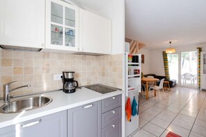 Kylskåp, mikrovågsugn, diskmaskin och brödrost