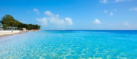 Chaises longues, serviettes de plage