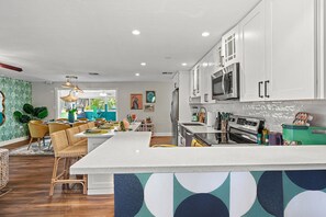 Frigorífico, microondas, horno y placa de cocina