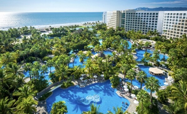Pool - Cozy 2-bedroom resort with fitness room, WiFi in Nuevo Vallarta at Vidanta (Nuevo Vallarta)
