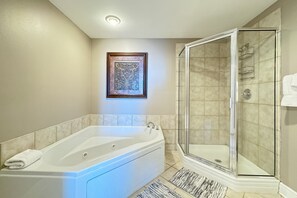 Shower, hair dryer, towels - BEACHFRONT, ZERO ENTRY POOL, PRIVATE BALCONY! (Gulf Shores)