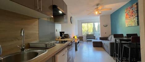 Fridge, oven, dishwasher, cookware/dishes/utensils