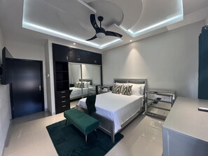 3 habitaciones, tabla de planchar con plancha, wifi y ropa de cama 