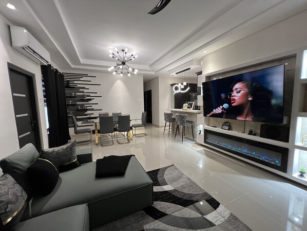 Living area - Luxury 3 bedroom villa with private pool and community pool with other amenities (Ocho Rios)