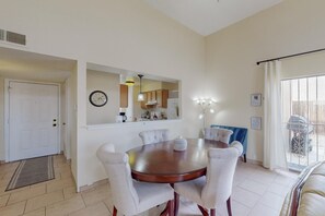Dining - Quiet 2bd/2ba condo near parks&golf, yard for dogs (Albuquerque)