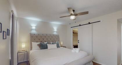 Quiet 2bd/2ba condo near parks&golf, yard for dogs