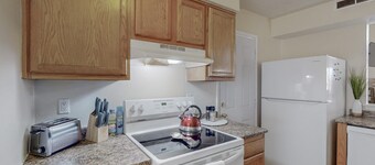 Quiet 2bd/2ba condo near parks&golf, yard for dogs