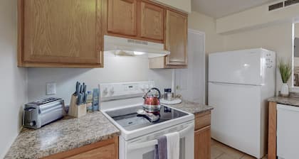 Quiet 2bd/2ba condo near parks&golf, yard for dogs