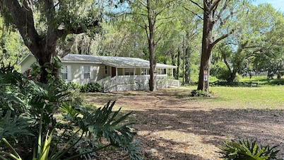 Beautiful cottage on lake istokpoga with lake view!