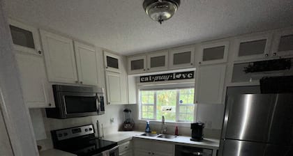 Beautiful cottage on lake istokpoga with lake view!