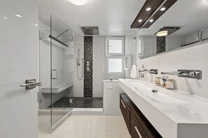 Shower, hair dryer, towels, soap - Amapola 3 Bedroom 3 Bathroom 1 Parking Beach Front Apt (Amapola)