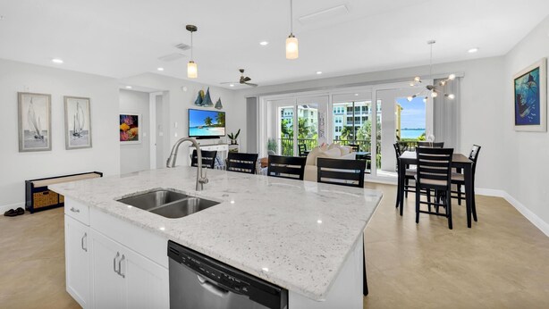 Interior - New Listing - Exquisite getaway in Harbour Isle Margaritaville. Pet friendly. (Bradenton)