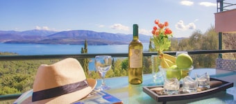 Evora Apt: Sea Views, Aircon, WiFi - Sleeps 4 in Corfu