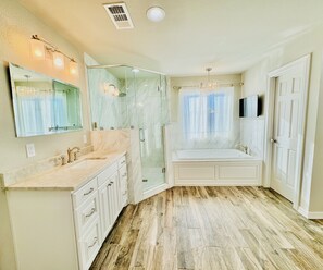 淋浴设施、按摩浴缸、吹风机、毛巾