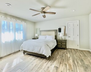 3 habitaciones, escritorio, tabla de planchar con plancha y wifi gratis 