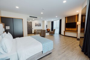 Executive Suite, 1 King Bed, Non Smoking, Kitchenette (Separate Living Room;with Sofabed)