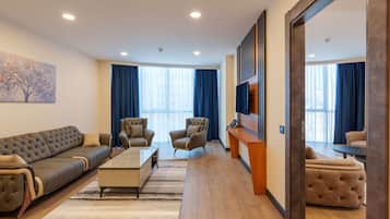 Executive Suite, 1 King Bed, Non Smoking, Kitchenette (Separate Living Room;with Sofabed) | 1 bedroom, minibar, in-room safe, soundproofing