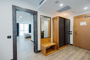 Suite ejecutiva, 1 cama de matrimonio grande, no fumadores (Separate Living Room;with Sofabed) | 1 dormitorio, minibar, caja fuerte y sistema de insonorización