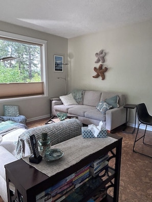 Smart TV, fireplace, books - Welcome Kye Bay Nest at  the beach - relax, restore, and explore. H820823952 (Comox)