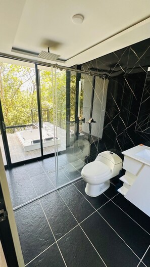 Chalet rustique luxueux, 1 chambre | Salle de bain | Ensemble baignoire-douche, baignoire à l’eau de source