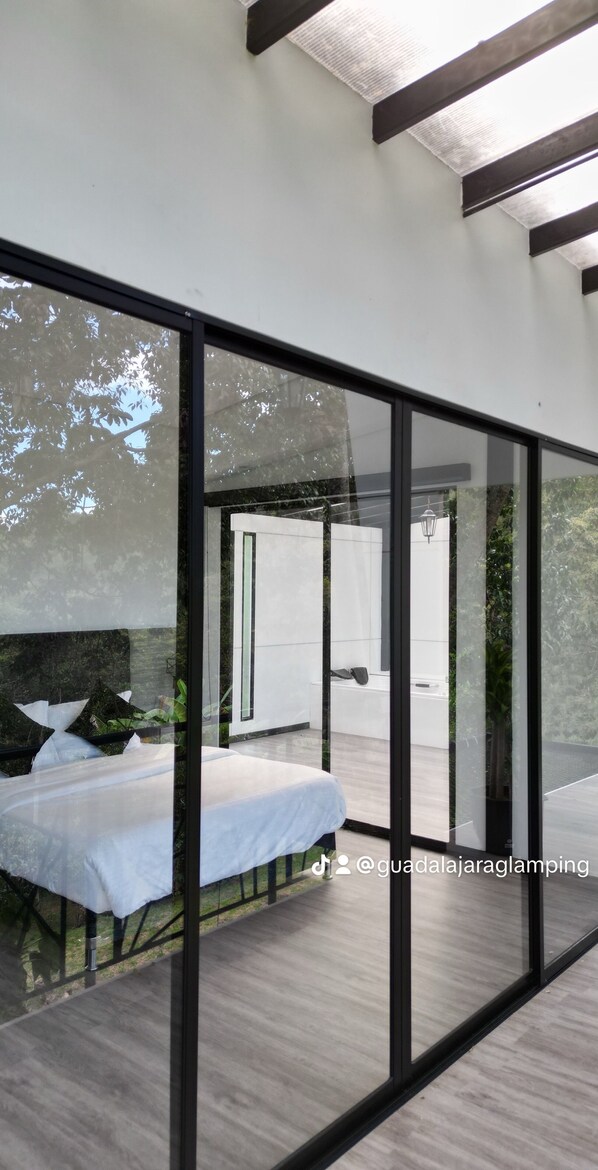 Luxury Cabin, Lake View | 1 bedroom, premium bedding, down comforters, free WiFi - Guadalajara Glamping (Moniquirá)