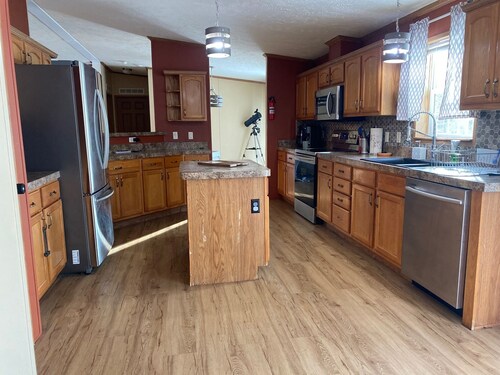 Family & Pet Friendly Home: 10 Min to Downtown