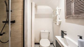 Douche, sèche-cheveux, serviettes fournies, savon