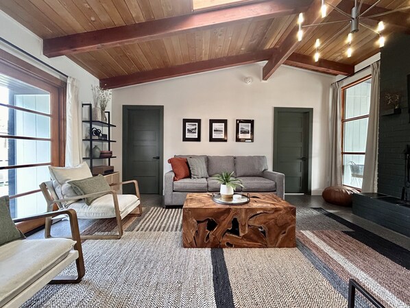 TV, fireplace - Birch Bayside Retreat - AC, Pet Friendly & Close to the Beach! Luxury 2 Bedroom (Blaine)