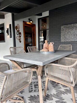 Outdoor dining - Birch Bayside Retreat - AC, Pet Friendly & Close to the Beach! Luxury 2 Bedroom (Blaine)