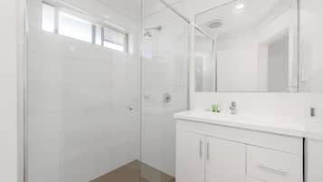 Prickly Pear Stays Jesmond 2- bedroom | Kamar mandi | Shower, pancuran hujan, pengering rambut, dan handuk